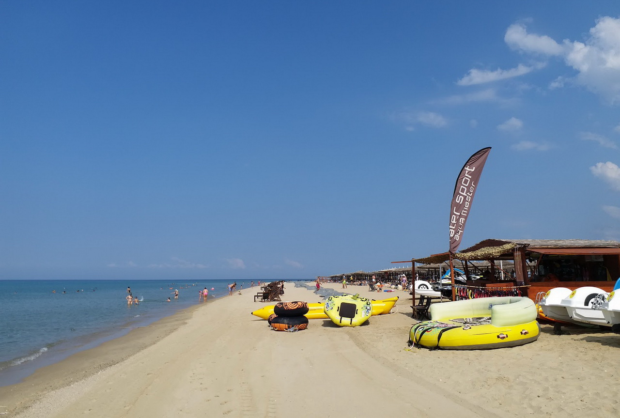  Sahara beach blizu Nea Kalikratie 